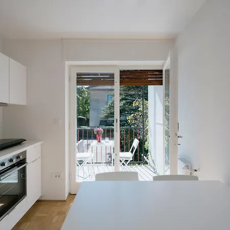 C17 4-bedroom Private Row House With Garden And Parking Vikendica
