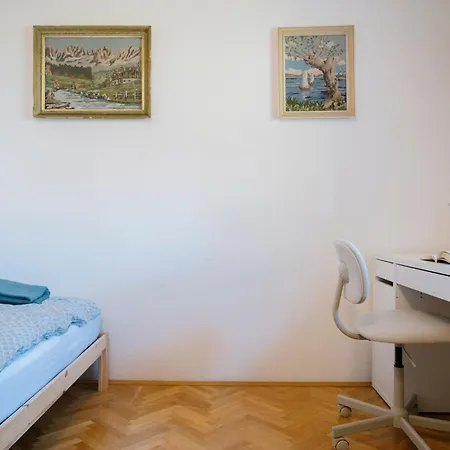 C17 4-bedroom Private Row House With Garden And Parking