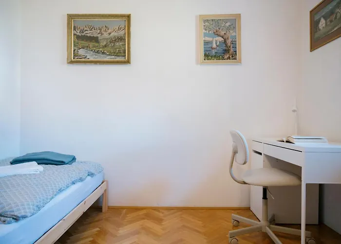 C17 4-bedroom Private Row House With Garden And Parking